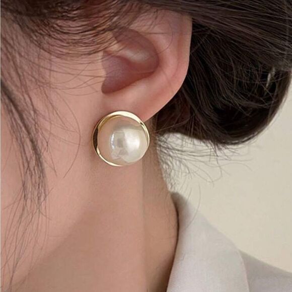 5/$25 GOLD PEARL STUDS - Picture 2 of 5